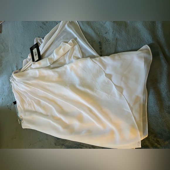 Elegant White One-Shoulder Dress - Picture 1 of 4
